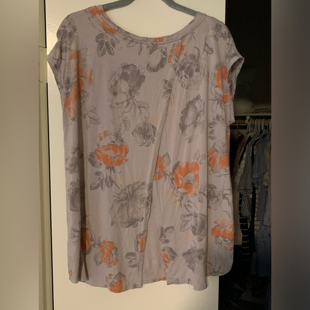 Floral Pattern Top - Picture 2 of 3